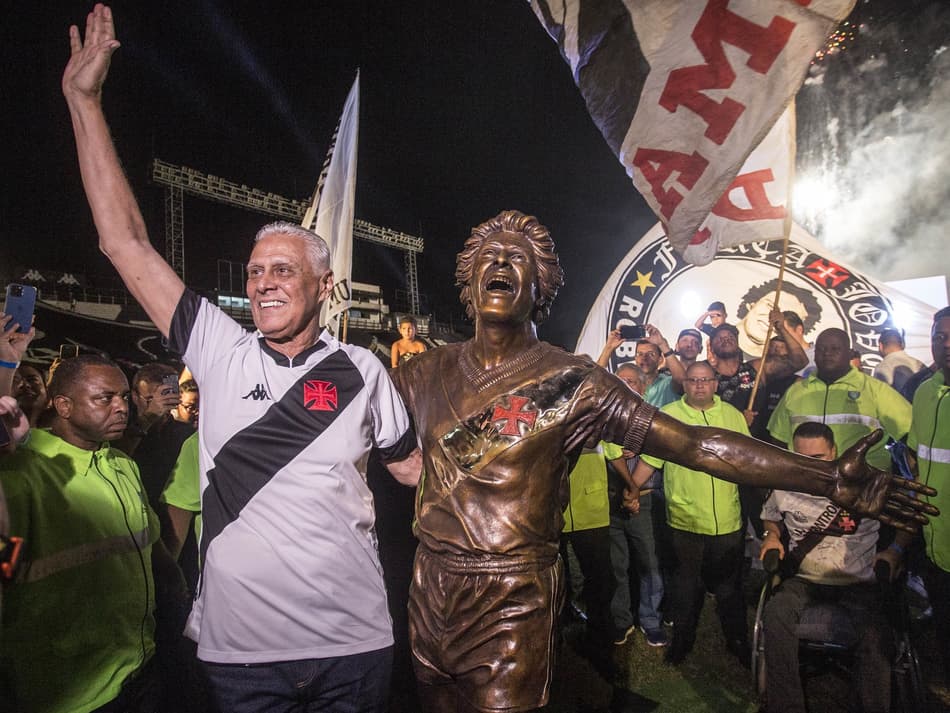 Roberto Dinamite na inauguração de sua estátua em São Januário (Foto: Daniel Ramalho/Vasco)