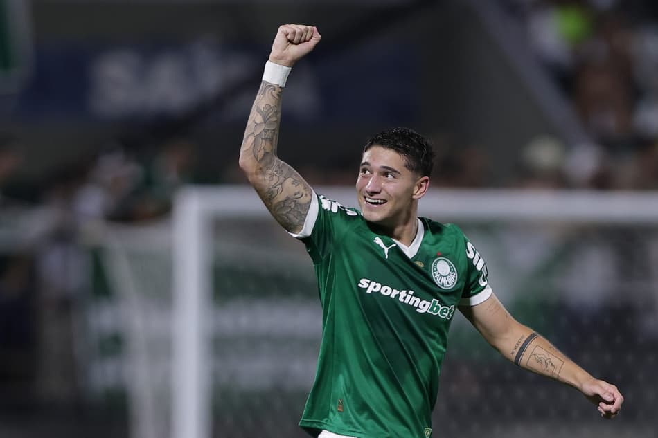 Emiliano Martinez comemora seu gol no clássico entre Palmeiras e Corinthians