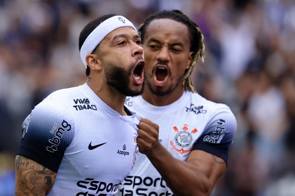 Memphis Depay comemora com Carrillo seu gol no jogo do Corinthians contra o Sport pelo Brasileirão
