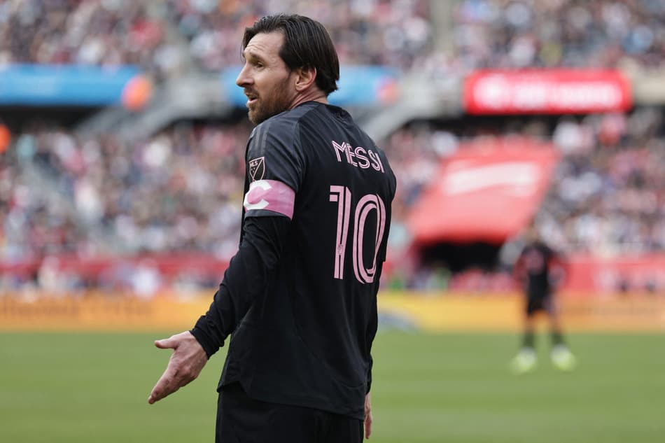 Lionel Messi reage a lance em duelo entre Chicago Fire e Inter Miami, pela MLS (Foto: Geoff Stellfox / Getty Images via AFP)