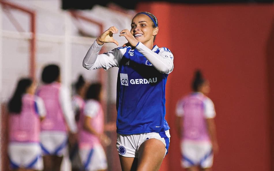 Letícia comemora gol do Cruzeiro diante do Flamengo.