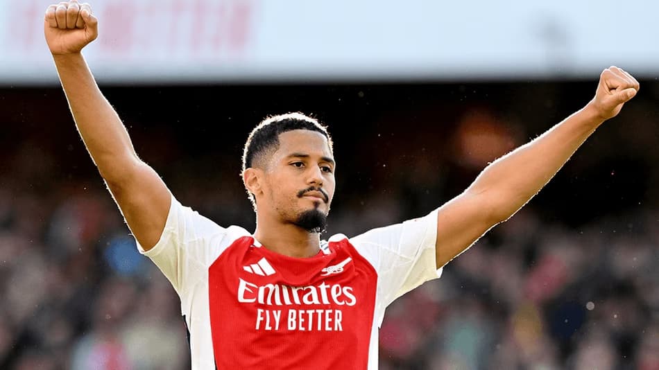 Saliba em partida pelo Arsenal