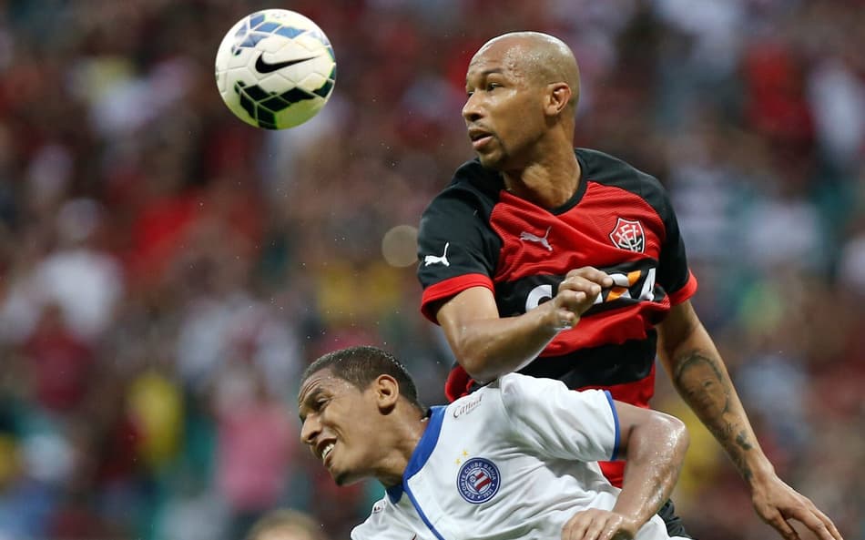 Dinei cabeceia a bola em Ba-Vi válido pelo Brasileirão 2014 Foto: Felipe Oliveira
