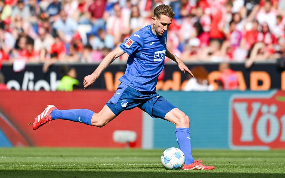 Arthur Chaves em partida do Hoffenheim contra o Bayern de Munique pela Bundesliga (Foto: Divulgação / TSG Hoffenheim)