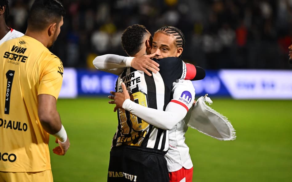 Neymar e Xavi Simons se enfrentam em amistoso do Santos diante do RB Leipzig, em Bragança Paulista. (Foto RB Leipzig/ Divulgação)
