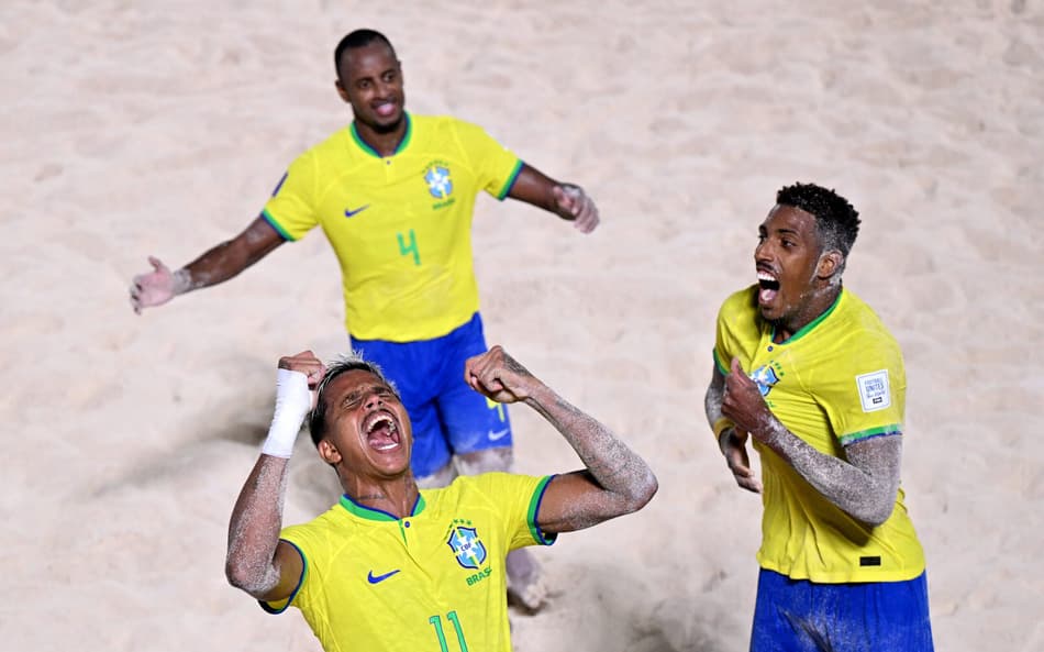 Mauricinho comemora o segundo de seus dois gols contra a Itália, em Seychelles.