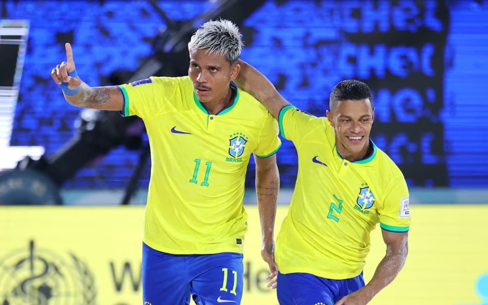 Mauricinho e Benjinha comemoram um dos gols do passeio contra Omã, na Copa do Mundo de Futebol de Areia