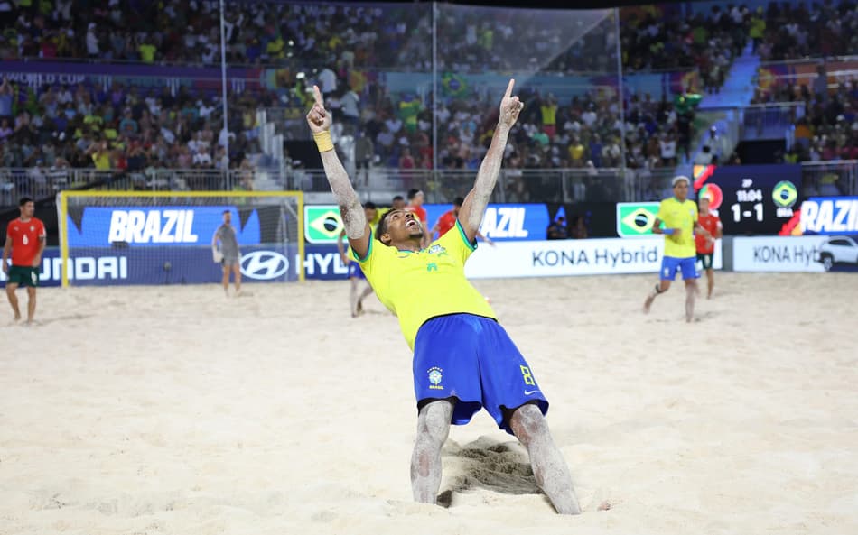 Thanger comemora umd os gols do Brasil sobre Portugal
