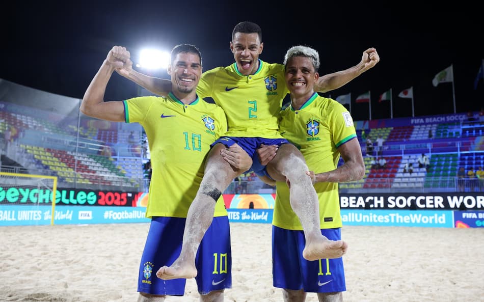 Lucão, Benjinha e Mauricinho comemoram a vitória do Brasil sobre Portugal na semifinal da Copa do Mundo de futebol de areia