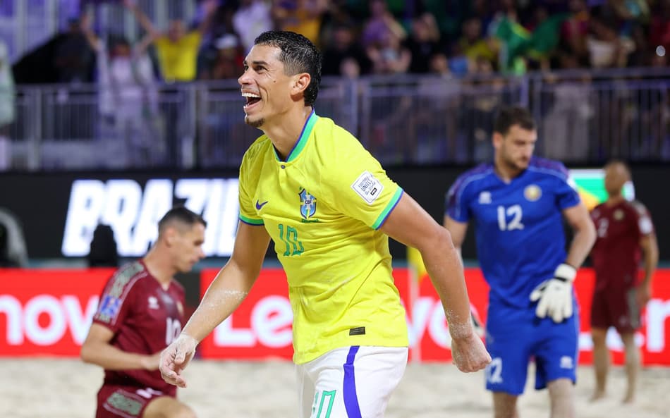Lucão comemora o primeiro gol do Brasil na final contra Belarus