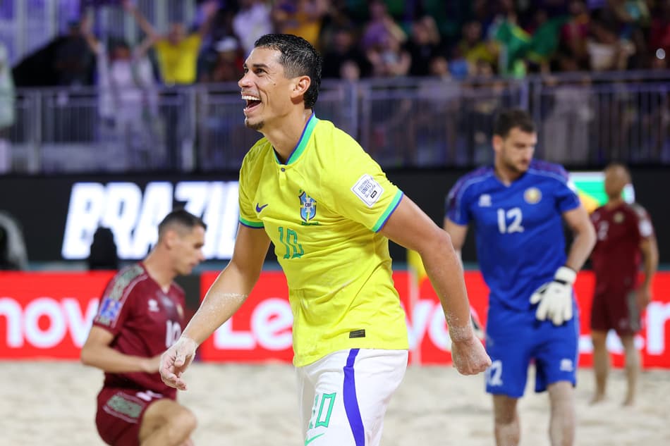Lucão comemora o primeiro gol do Brasil na final contra Belarus
