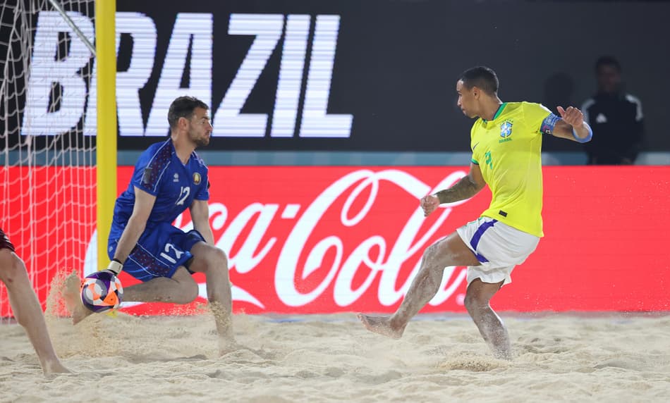 Rodrigo toca na saída do goleiro e marca o segundo gol do Brasil sobre Belarus