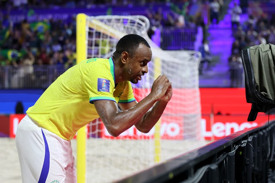 Catarino comemora o terceiro gol do Brasil contra Belarus em Seychelles
