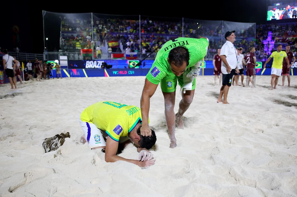 Lucão se emociona com a conquista e é cumprimentado pelo goleiro Teleco