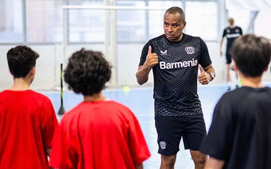 Paulo Sérgio com os jovens (Divulgação: Bayer 04 Leverkusen Brasil)