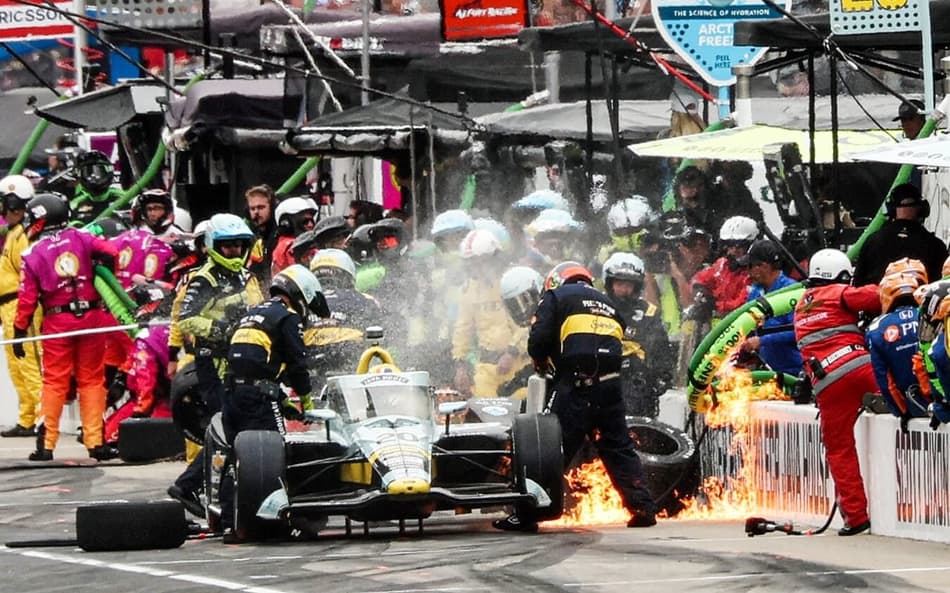 Carro de Alexander Rossi pega fogo durante as 500 Milhas de Indianópolis; assista