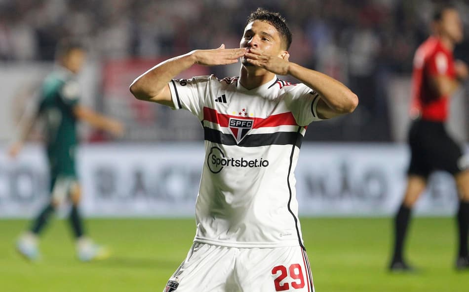 Pablo Maia, volante do São Paulo, comemora gol pela equipe