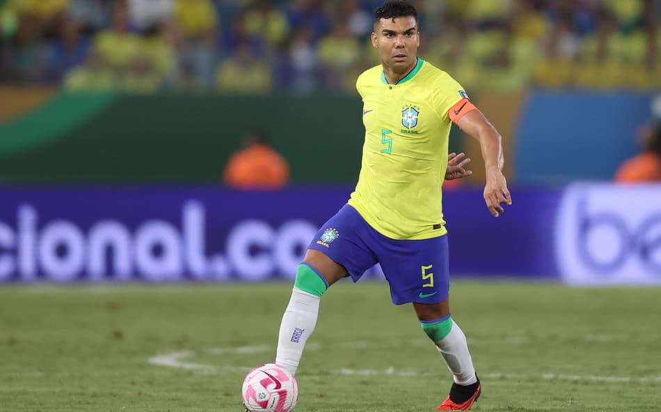 Casemiro em ação no empate entre Brasil e Venezuela nesta quinta-feira (12)