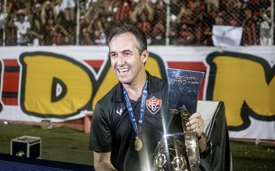 Léo Condé com a taça de campeão da Série B Foto: Victor Ferreira / EC Vitória