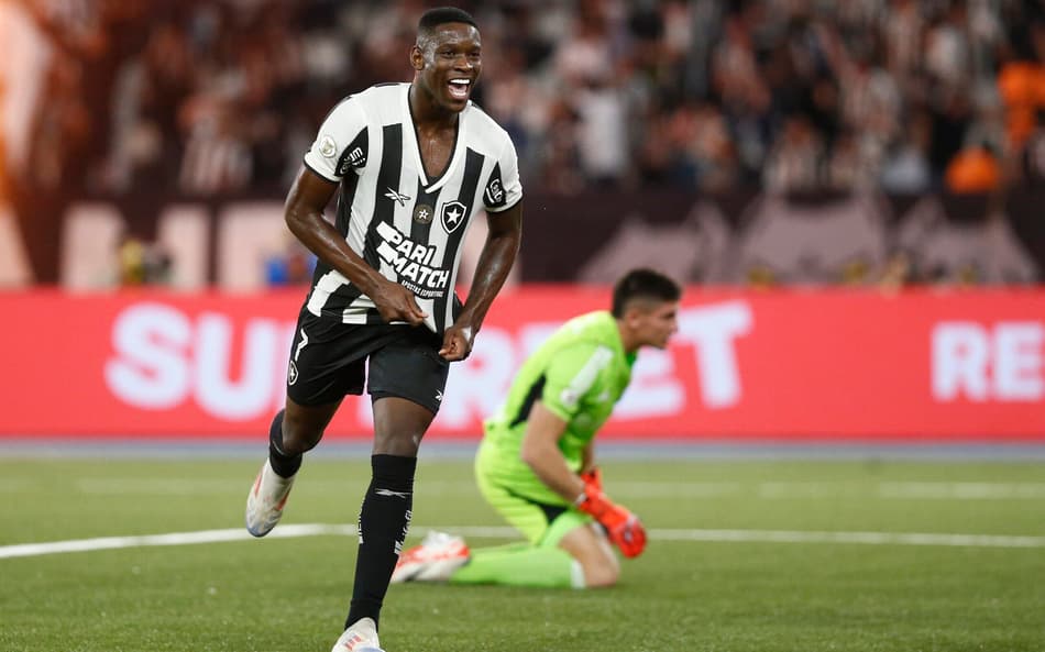 Luiz Henrique é a favor do gramado sintético (Foto: Vitor Silva/Botafogo)