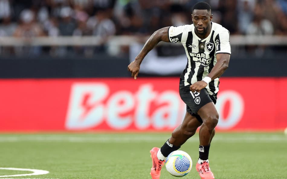 Bastos, zagueiro do Botafogo, em jogo pelo Brasileirão (Foto: Vítor Silva/Botafogo)