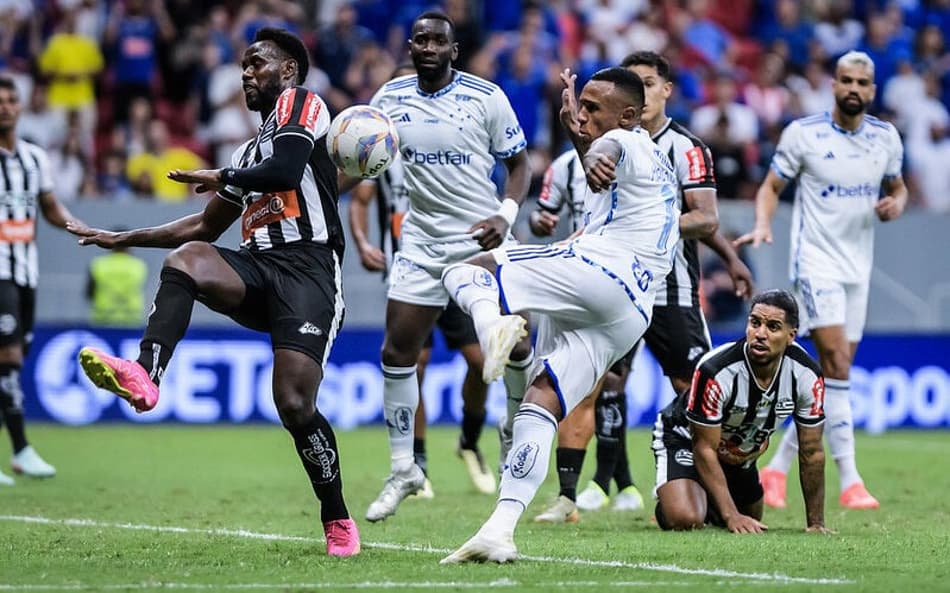 Atacante Marquinhos, do Cruzeiro, na derrota para o Athletic, em Brasília (Foto: Gustavo Aleixo/Cruzeiro)