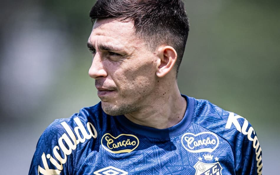 Escobar deve jogar na lateral-direita (Foto: Raul Baretta/ Santos FC)