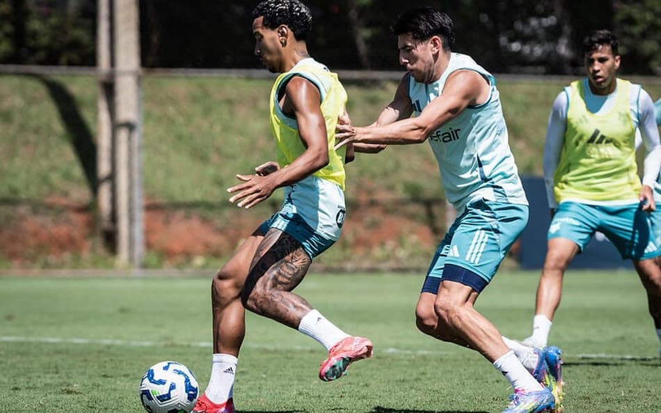 Meia Matheus Pereira e zagueiro Villalba, do Cruzeiro (Foto: Gustavo Aleixo/Cruzeiro)