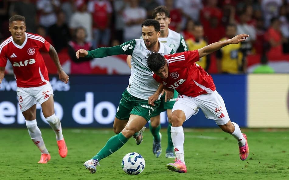 Internacional x Palmeira - Campeonato Brasileiro 2025 - Felipe Anderson (P) e Bernabei (I) (Foto: Cesar Greco/Palmeiras/by Canon)