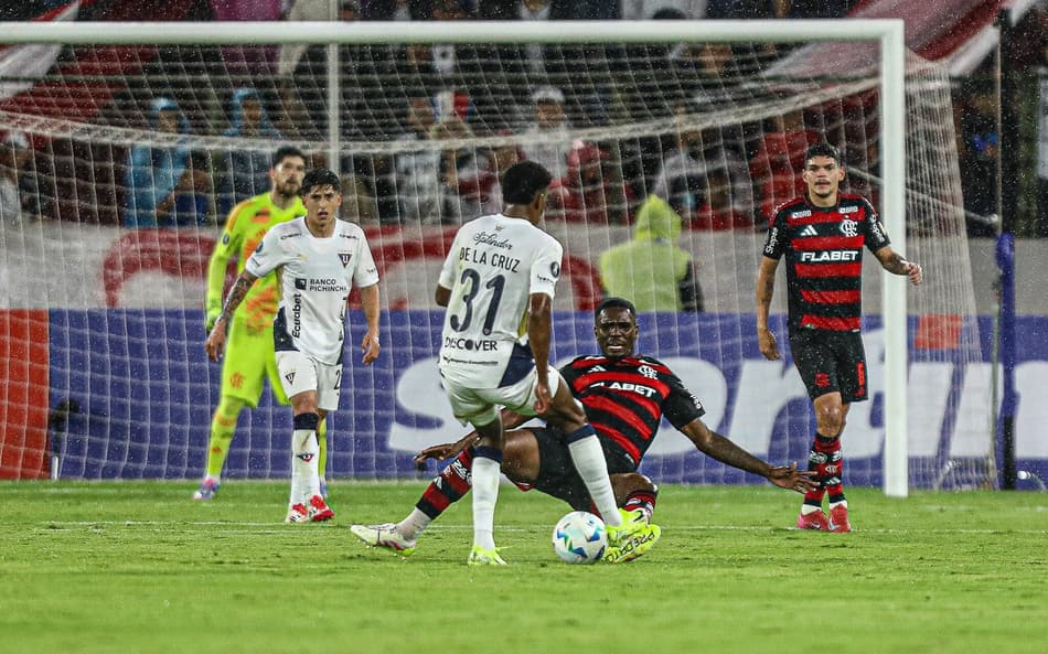 Lance do empate entre LDU e Flamengo pela Libertadores (Foto: Gilvan de Souza/Flamengo)