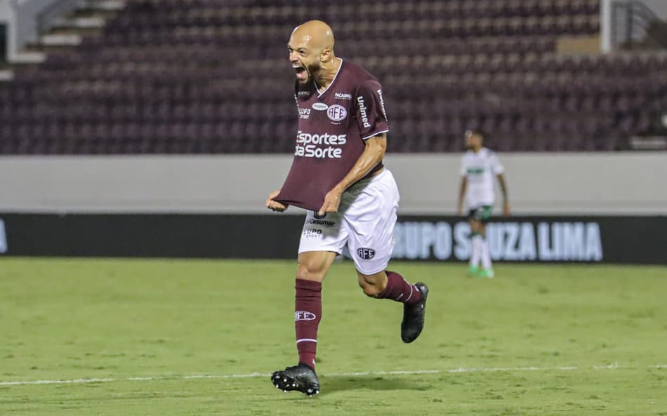 Carlão comandou a virada da Ferroviária sobre o Coritiba na Série B (Foto: Luís Miguel Ferreira/Ferroviária)