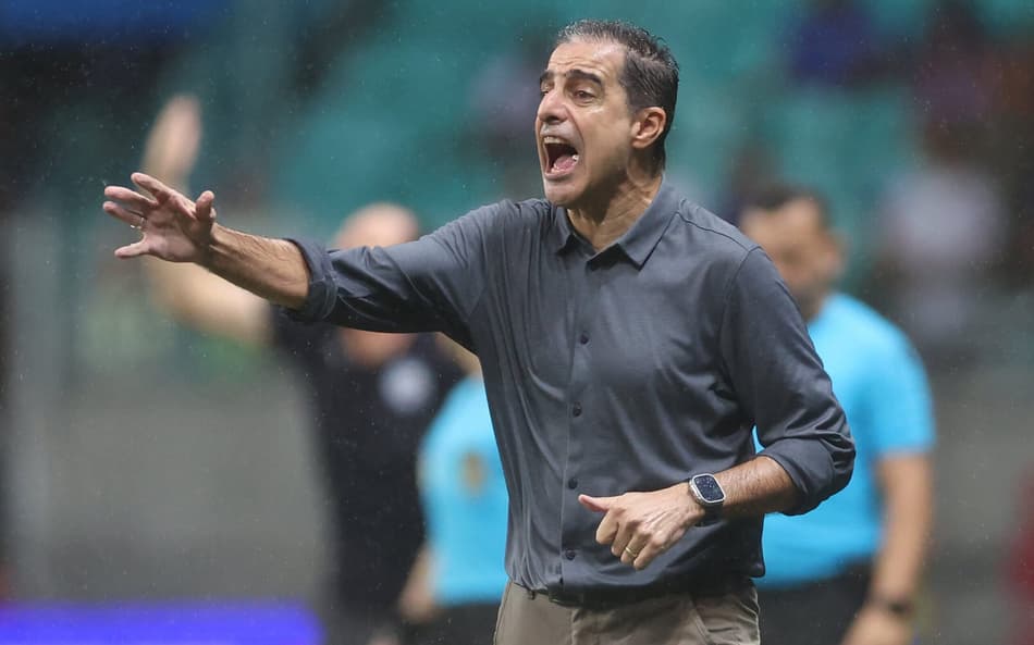 Renato Paiva orientando o Botafogo contra o Bahia (Foto: Vítor Silva/Botafogo)