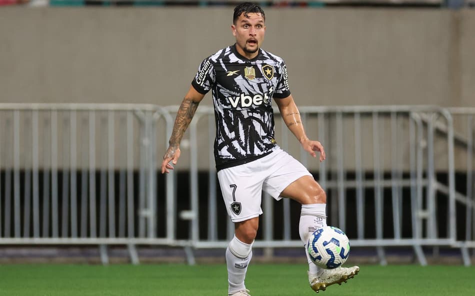 Artur em ação pelo Botafogo (Foto: Vítor Silva/Botafogo)
