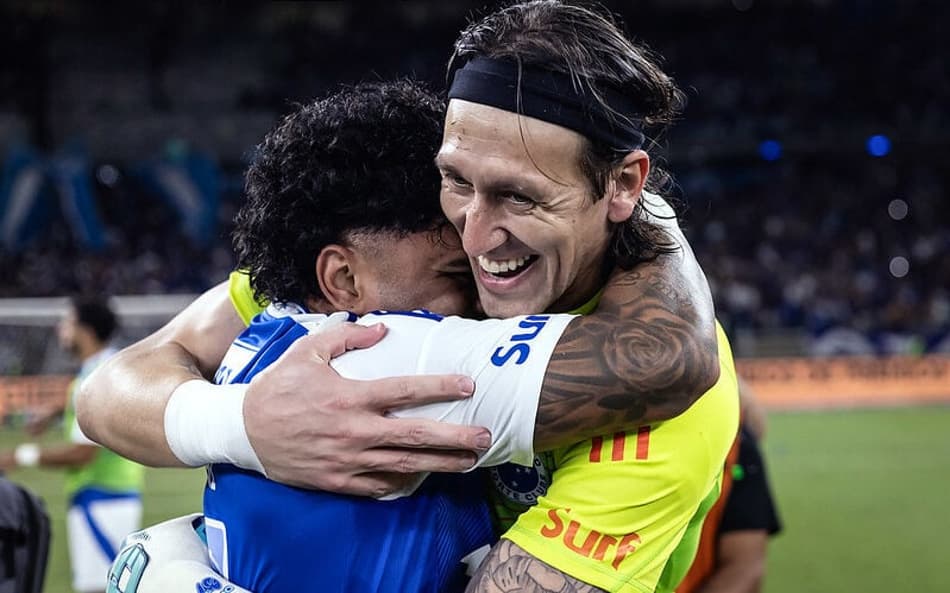 Goleiro Cássio, do Cruzeiro, abraça Gabigol (Foto: Gustavo Aleixo/Cruzeiro)