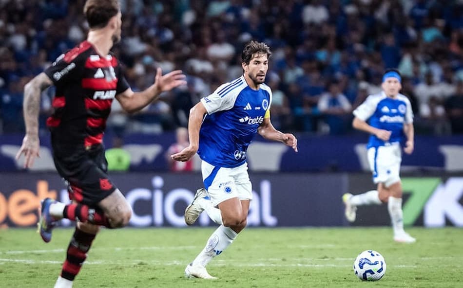 Volante Lucas Silva, do Cruzeiro, em jogo contra o Flamengo (Foto: Gustavo Aleixo/Cruzeiro)