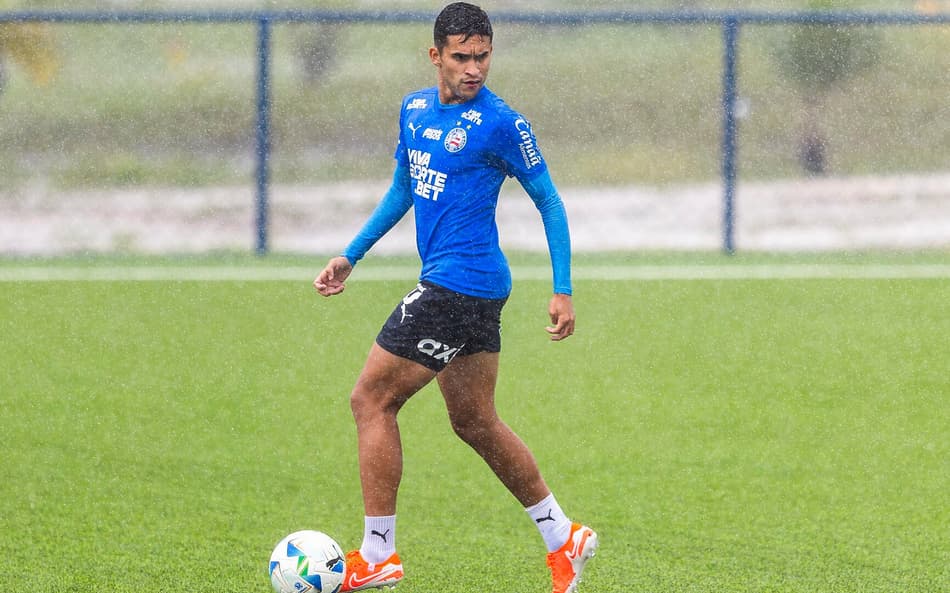 Nestor durante treino chuvoso na Cidade Tricolor Foto: Rafael Rodrigues / EC Bahia
