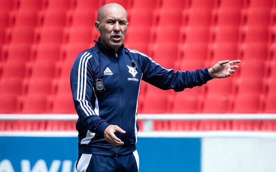 Técnico do Cruzeiro, Leonardo Jardim comanda treino no Estádio Casablanca (Foto: Gustavo Aleixo/Cruzeiro)