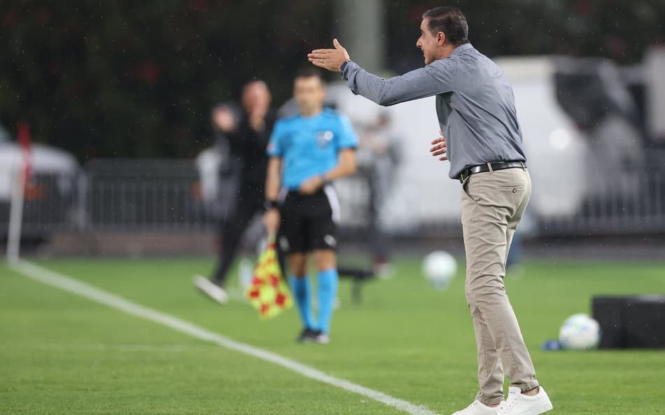 Renato Paiva enfrenta pressão no comando do Botafogo (Foto: Vítor Silva/Botafogo)