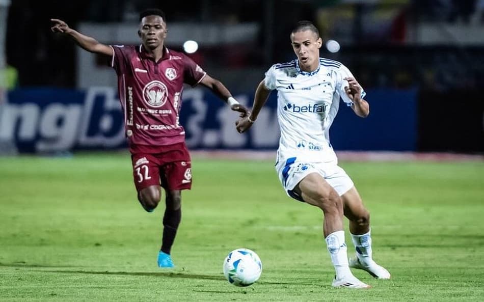 Volante Murilo Rhikman, do Cruzeiro, no jogo contra o Mushuc Runa (Foto: Gustavo Aleixo/Cruzeiro)