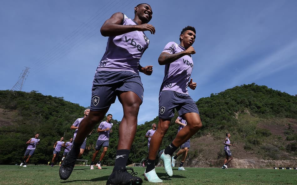 Cuiabano e Igor Jesus em treino do Botafogo (Foto: Vítor Silva/Botafogo)