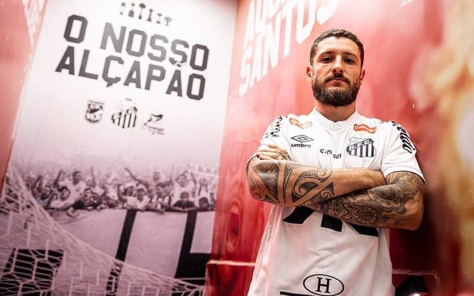 Zé Rafael é apresentado no Santos