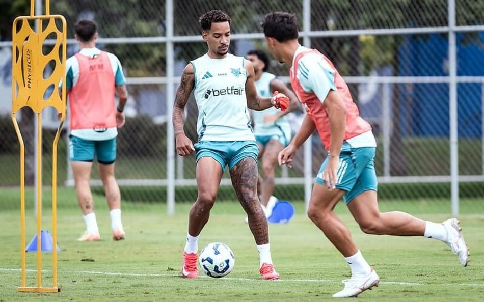 Meia Matheus Pereira, do Cruzeiro, em treino na Toca da Raposa (Foto: Gustavo Aleixo/Cruzeiro)