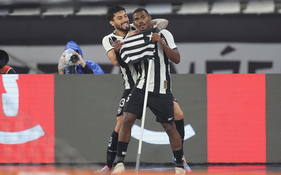 Cuiabano e Alex Telles ( Foto: Vitor Silva/Botafogo)