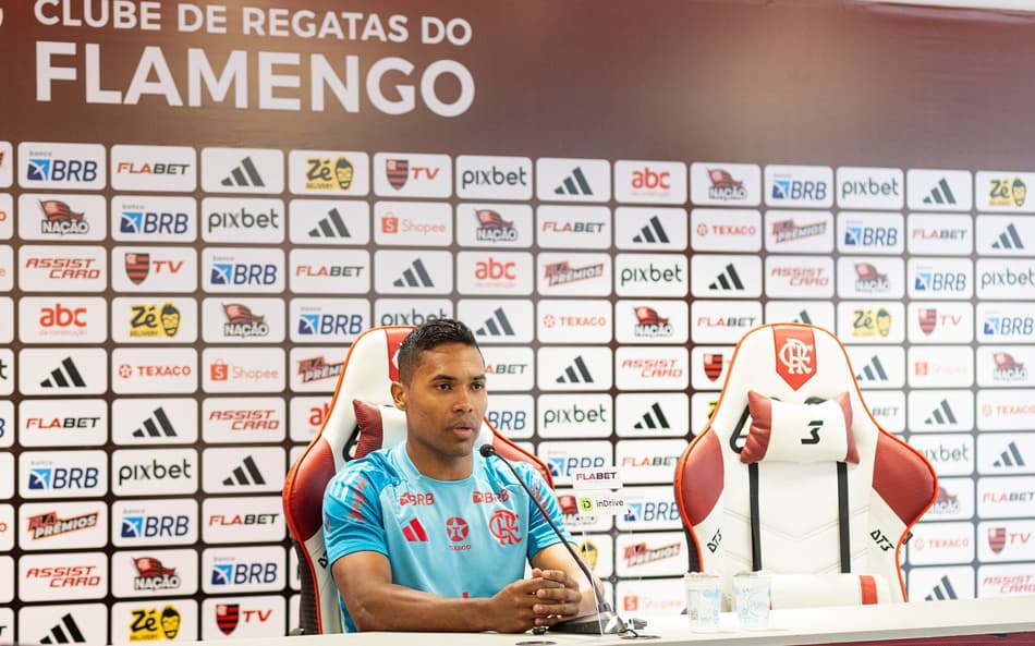 Alex Sandro em entrevista coletiva após treino do Flamengo (Foto: Adriano Fontes/Flamengo)