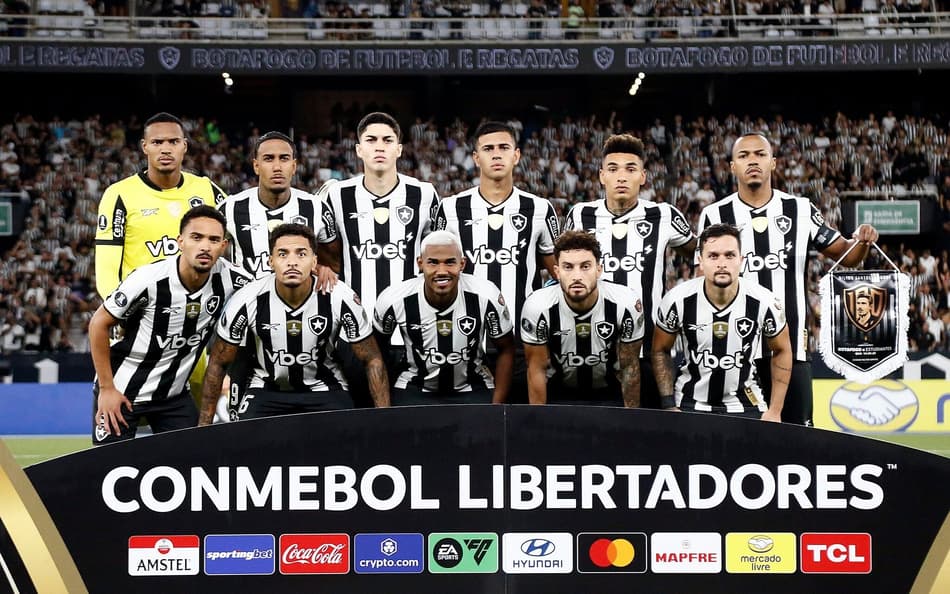 Time do Botafogo antes de partida contra o Estudiantes ( Foto: Vitor Silva/Botafogo)