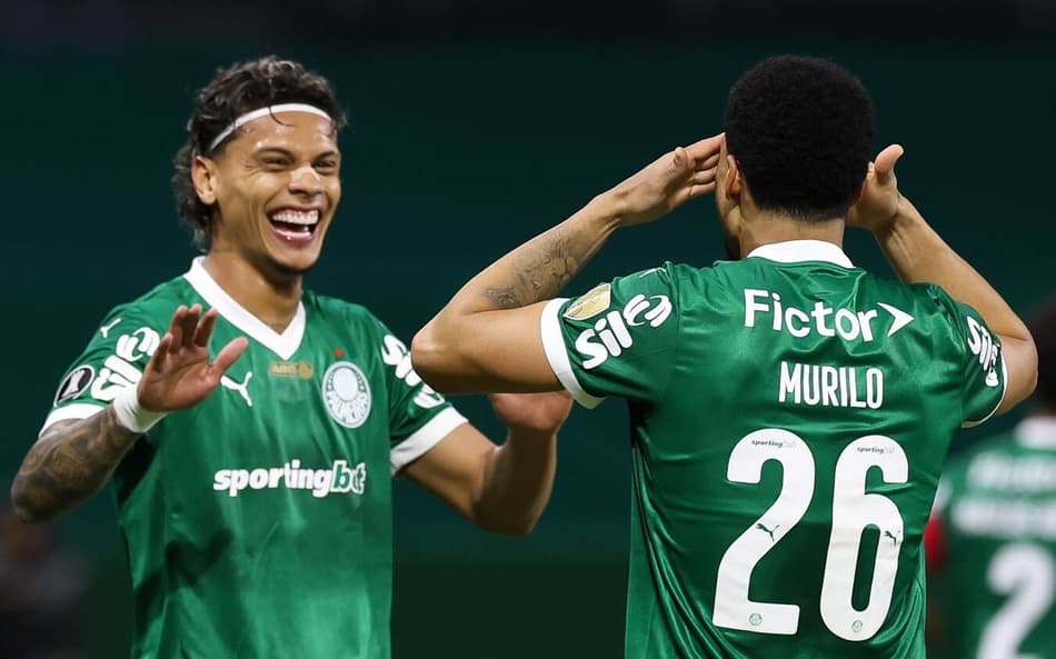A Fictor patrocina o time profissional do Palmeiras e estampa sua marca na parte de trás da camisa alviverde