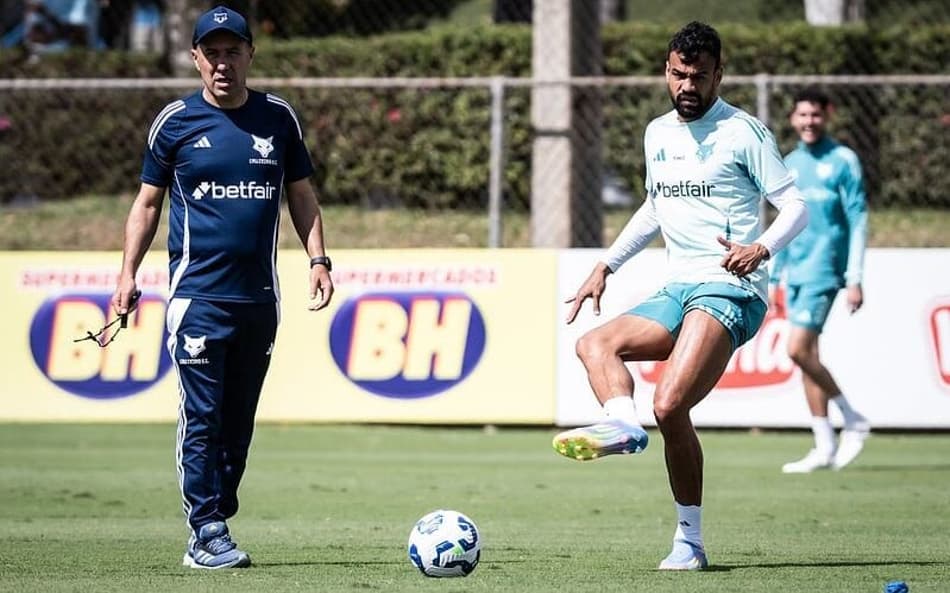 Técnico Leonardo Jardim e zagueiro Fabrício Bruno, do Cruzeiro, em treino na Toca da Raposa (Foto: Gustavo Aleixo/Cruzeiro)
