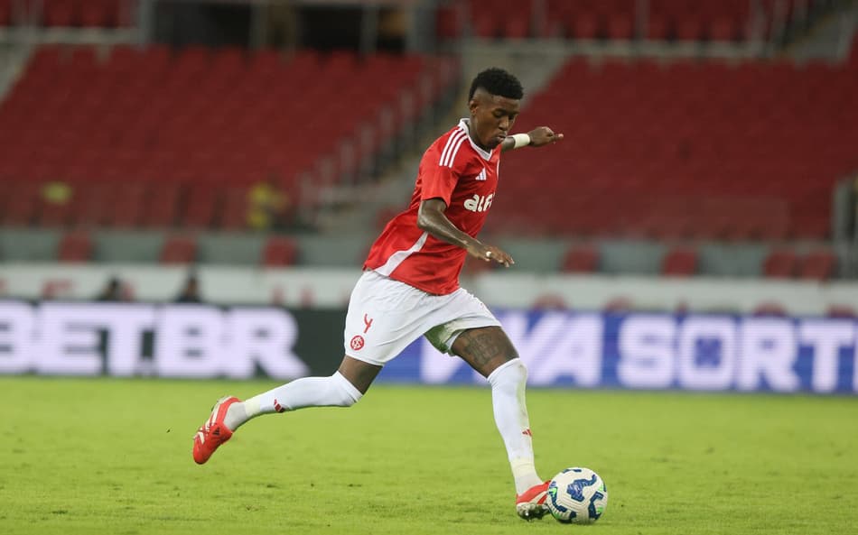 Vitão, zagueiro do Internacional