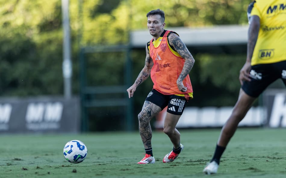 Bernard em treino pelo Atlético-MG (Foto: Pedro Souza / Atlético)