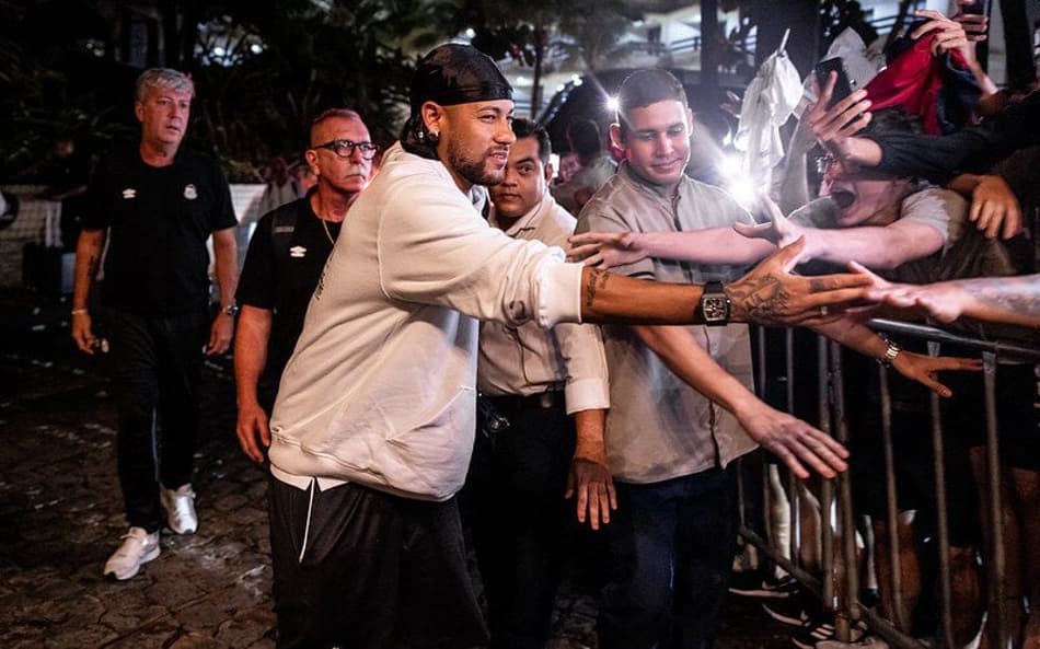 Neymar é recebido por torcedores em Alagoas